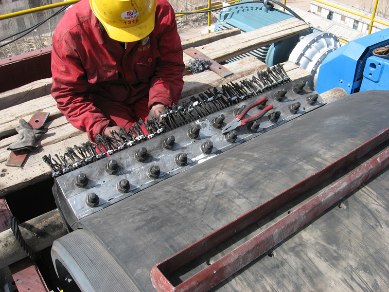 蜜桃人妻精品无码AV鬥提機輸送帶專利係列：鬥提機帶接頭專用夾具