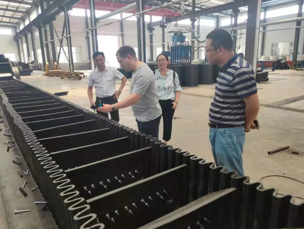 蜜桃人妻精品无码AV大傾角輸送帶生產現場